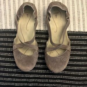 Ahnu karma slip- on’s size 9
